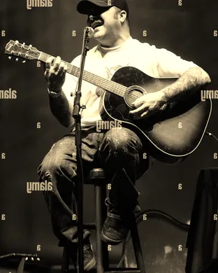 Aaron Lewis Reno